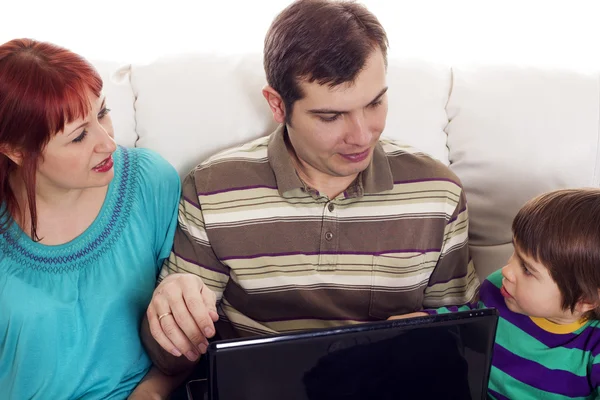 Vater, Mutter und Sohn auf dem Sofa mit Notizbuch — Stockfoto