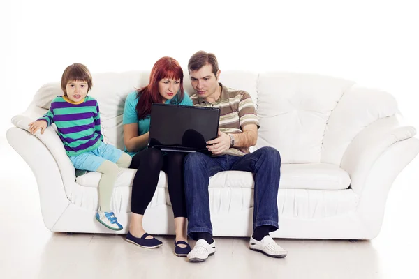 Vader, moeder en zoon zittend op de Bank met laptop — Stockfoto