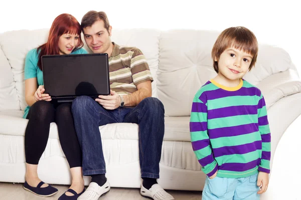 Vader, moeder en zoon zittend op de Bank met laptop — Stockfoto