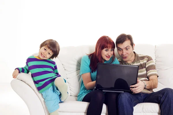 Vader, moeder en zoon zittend op de Bank met laptop — Stockfoto