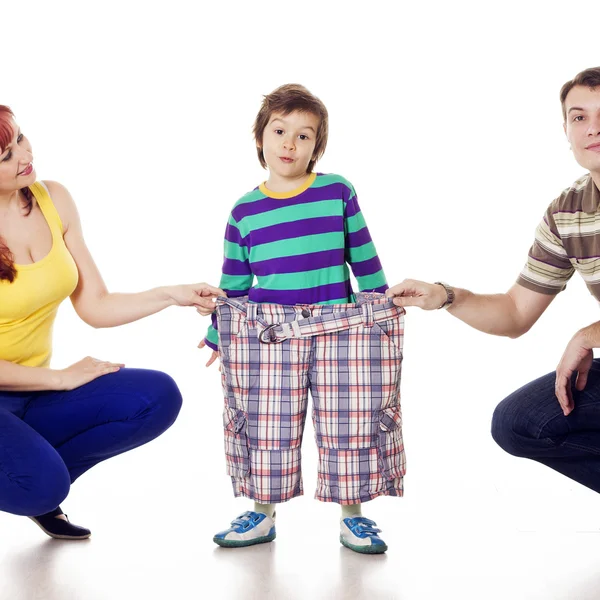 Genitori con il loro figlio in pantaloni grandi — Foto Stock