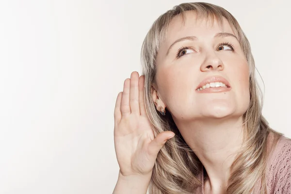 Mujer joven escuchando chismes — Foto de Stock