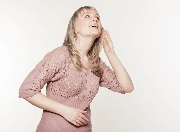 Jovem mulher ouvindo fofocas — Fotografia de Stock