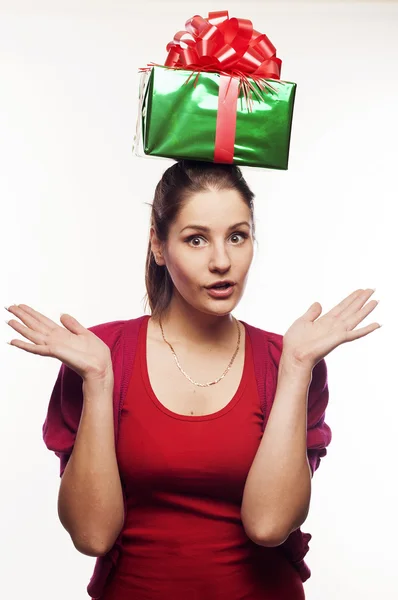 Giovane bella donna con presente — Foto Stock