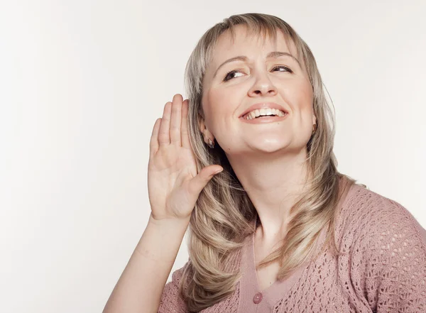 Mujer joven escuchando chismes — Foto de Stock