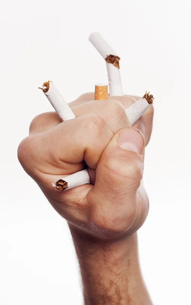 Hand verpletterende sigaretten — Stockfoto