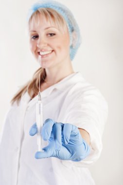 şırınga ile genç güzel doktor