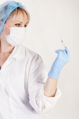 şırınga ile genç güzel doktor