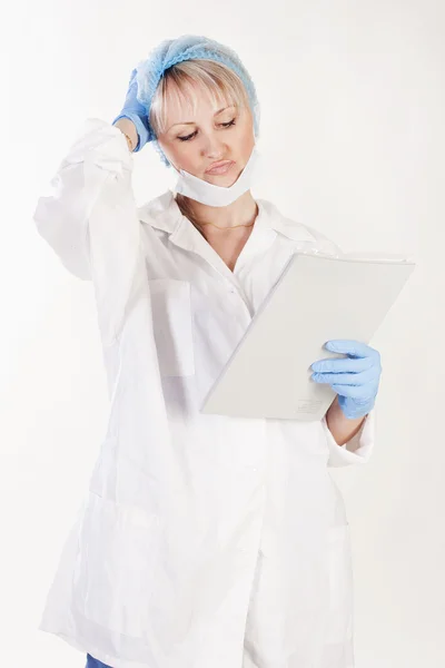 Médico bonito com pasta — Fotografia de Stock