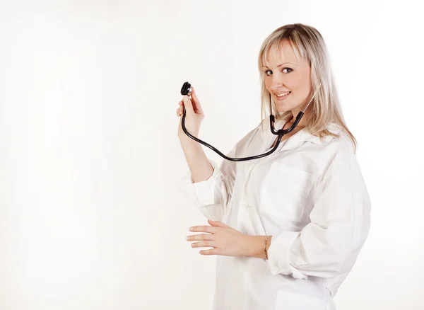 Mooie arts met een stethoscoop — Stockfoto