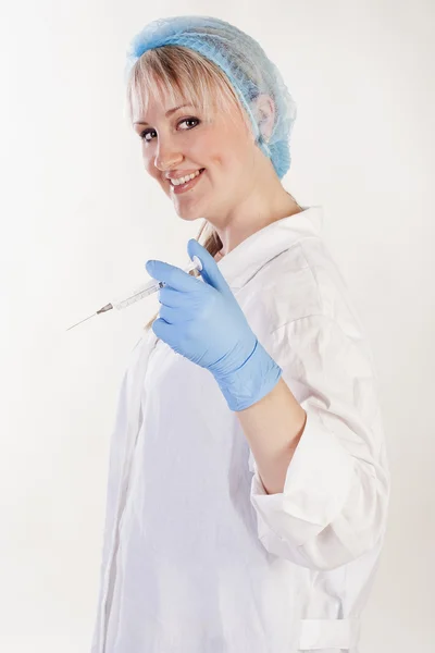 Jovem médico bonito com seringa — Fotografia de Stock