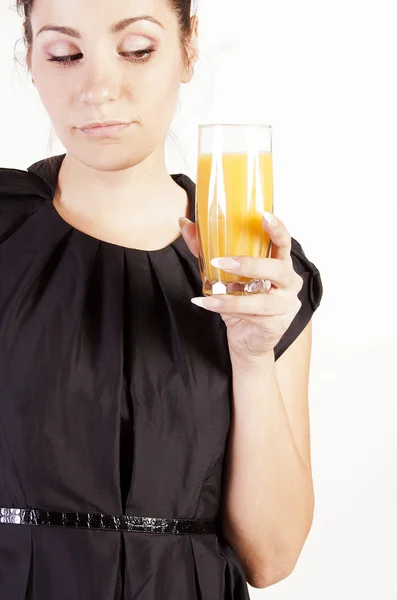 Porträt einer schönen Frau mit einem Glas Saft — Stockfoto