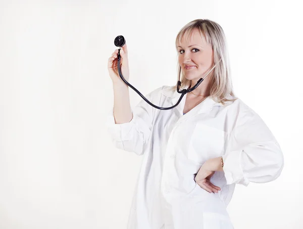 Médico bonito com estetoscópio — Fotografia de Stock