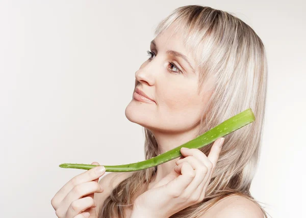 Joven hermosa mujer con aloe — Foto de Stock