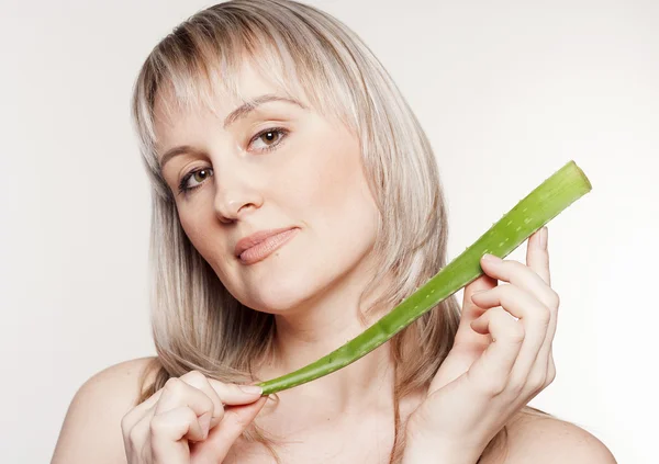 Joven hermosa mujer con aloe — Foto de Stock