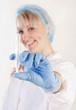 şırınga ile genç güzel doktor