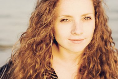 Genç ve güzel bir kadının portresi