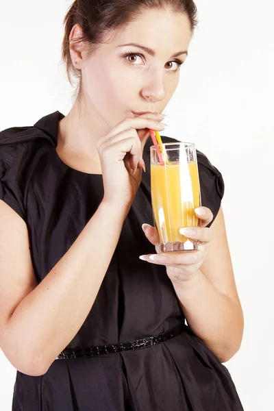 Porträt einer schönen Frau mit einem Glas Saft — Stockfoto