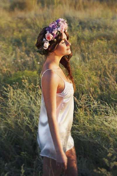 Ritratto di giovane donna con cerchio di fiori sulla testa — Foto Stock