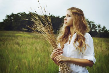 Genç ve güzel bir kadının portresi