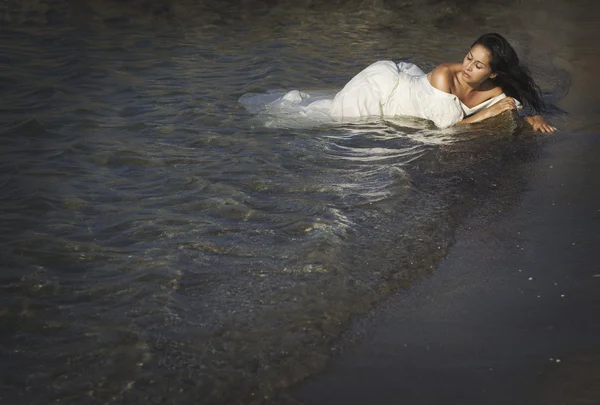 Portret van jonge mooie vrouw in de buurt van zee — Stockfoto