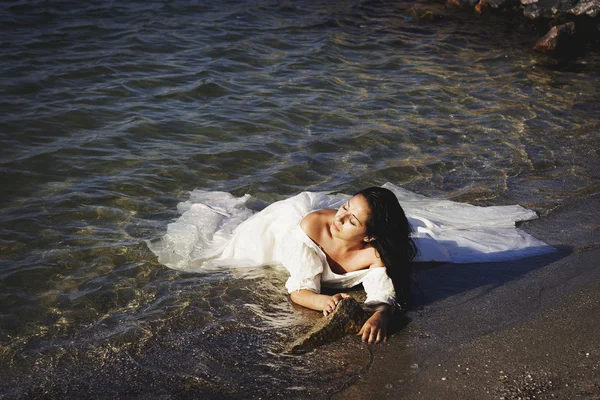Portret van jonge mooie bruid in de buurt van zee — Stockfoto
