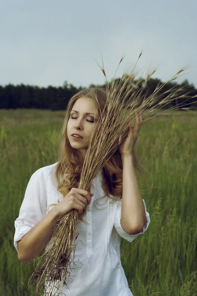 Portret van jonge mooie vrouw — Stockfoto