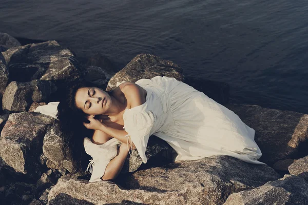 Retrato de jovem noiva bonita perto do mar — Fotografia de Stock