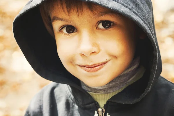 Pequeño niño feliz sonriendo al aire libre — Foto de Stock