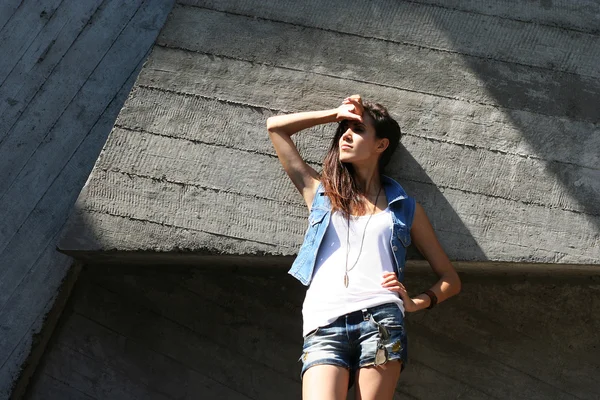 Retrato de hermosa morena modelo de moda al aire libre en jeans c —  Fotos de Stock