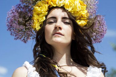 Genç güzel kadın portresi halkahalka ona çiçek ile