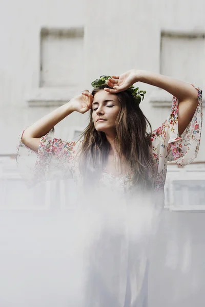 Ritratto di giovane donna con cerchio di fiori sulla testa — Foto Stock