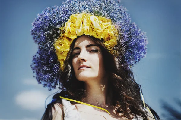 Portret van jonge mooie vrouw circlet van bloemen op hoofd — Stockfoto