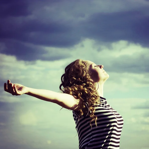 Retrato de joven hermosa mujer libre sonriendo al aire libre — Foto de Stock