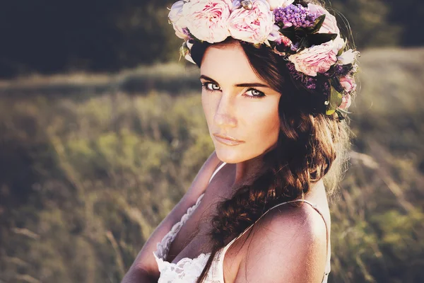 Retrato de mujer joven con círculo de flores en la cabeza — Foto de Stock