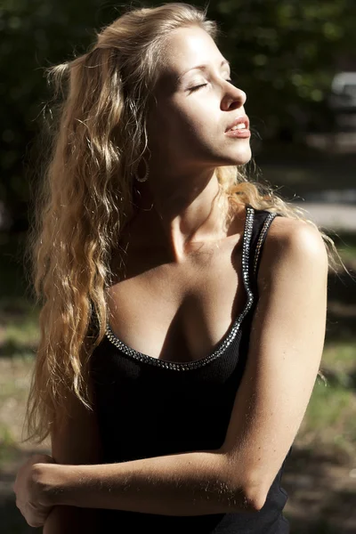 Retrato de mujer joven libre al aire libre —  Fotos de Stock