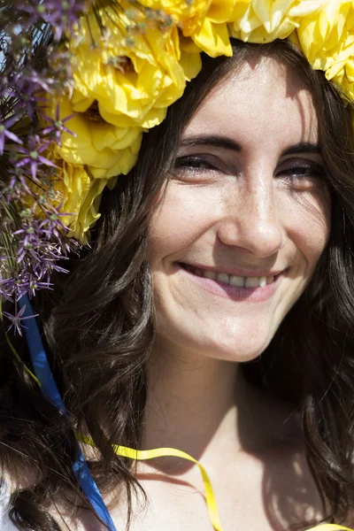 Retrato de una joven hermosa mujer con círculo de flores en su —  Fotos de Stock