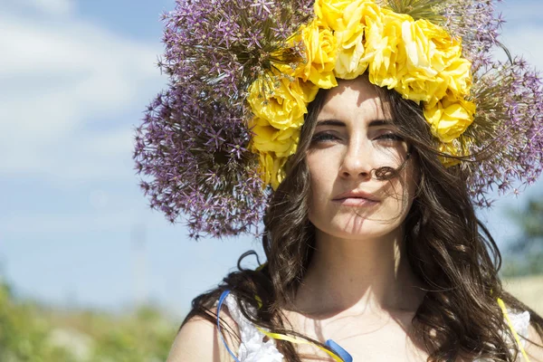 Retrato de una joven hermosa mujer con círculo de flores en su — Foto de Stock