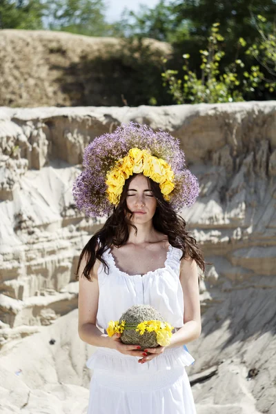 Portrét mladé krásné ženy s kroužek květin na ni — Stock fotografie