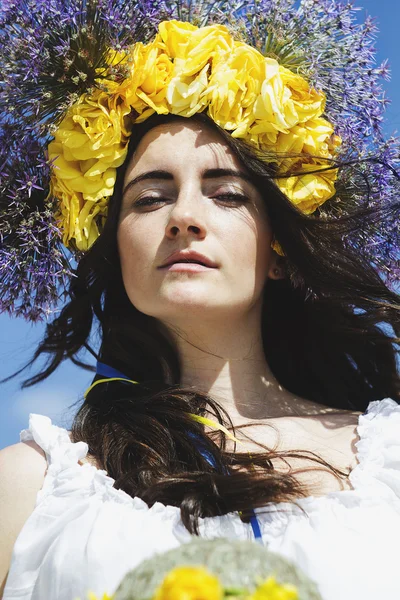 Portré, fiatal, gyönyörű nő köröcske virágok fejét — Stock Fotó