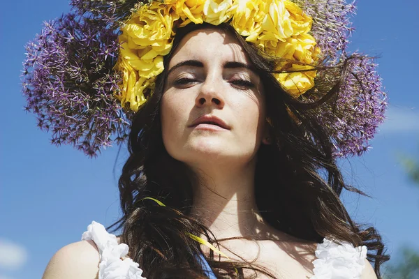 Portret van jonge mooie vrouw circlet van bloemen op hoofd — Stockfoto