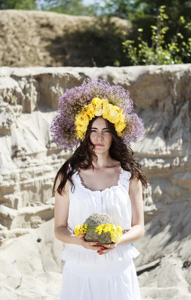 Retrato de una joven hermosa mujer con círculo de flores en su —  Fotos de Stock