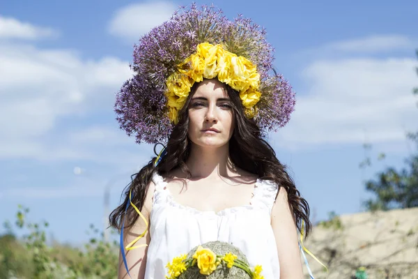 Ritratto di giovane bella donna con cerchio di fiori su di lei — Foto Stock