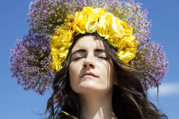 Retrato de una joven hermosa mujer con círculo de flores en su —  Fotos de Stock