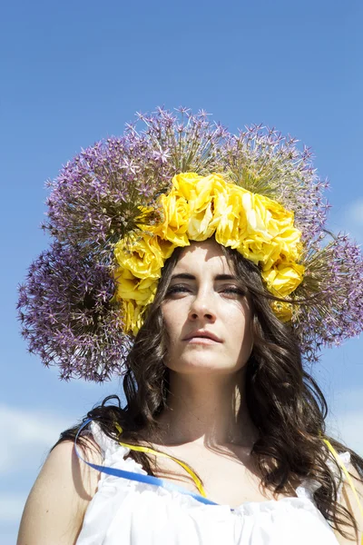 Portré, fiatal, gyönyörű nő köröcske rajta virágok — Stock Fotó
