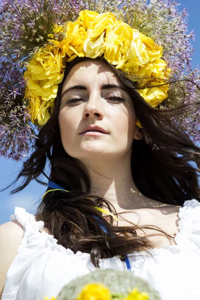 Retrato de una joven hermosa mujer con círculo de flores en su —  Fotos de Stock