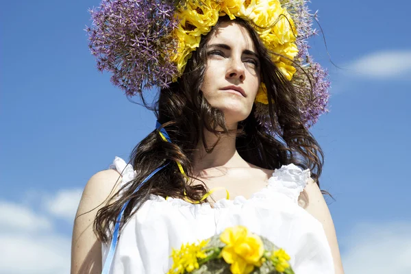 Retrato de una joven hermosa mujer con círculo de flores en su —  Fotos de Stock
