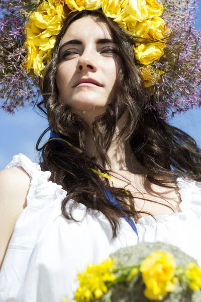Portré, fiatal, gyönyörű nő köröcske rajta virágok — Stock Fotó
