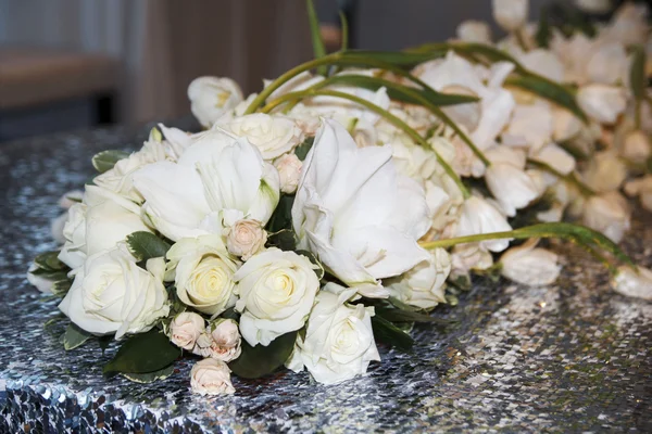 婚礼花束上表作为装饰的白色玫瑰的图片 — 图库照片