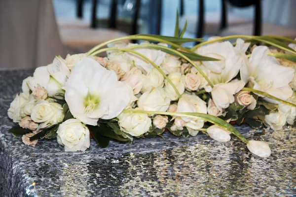 婚礼花束上表作为装饰的白色玫瑰的图片 — 图库照片